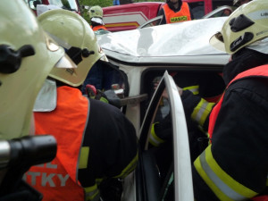 Vážná nehoda u Hrádku, řidič zůstal zaklíněn v autě. Foto: HZSLK