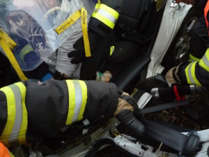 Vážná nehoda u Hrádku, řidič zůstal zaklíněn v autě. Foto: HZSLK