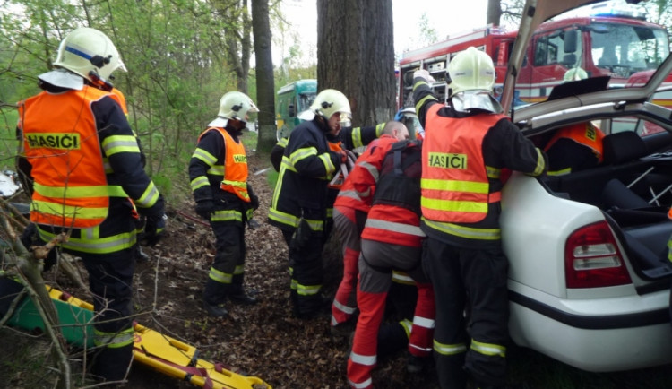 Vážná nehoda u Hrádku, řidič zůstal zaklíněn v autě. Foto: HZSLK