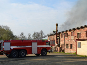 Padesát hasičů bojovalo v sobotu s požárem rozlehlého objektu. Foto: HZSLK