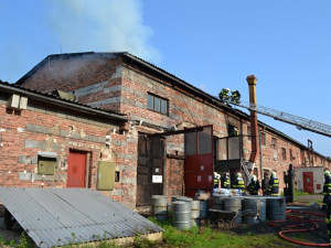 Padesát hasičů bojovalo v sobotu s požárem rozlehlého objektu