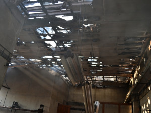 Padesát hasičů bojovalo v sobotu s požárem rozlehlého objektu. Foto: HZSLK