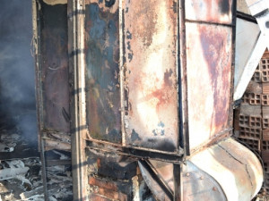 Padesát hasičů bojovalo v sobotu s požárem rozlehlého objektu. Foto: HZSLK