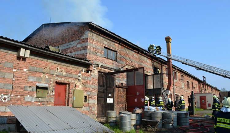 Padesát hasičů bojovalo v sobotu s požárem rozlehlého objektu. Foto: HZSLK