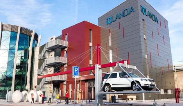 Zvedni auto před iQLANDIÍ. Foto: iQLANDIA