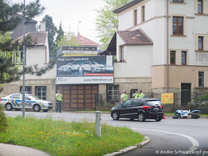 Motocyklista ujížděl policejnímu Passatu ulicemi Liberce