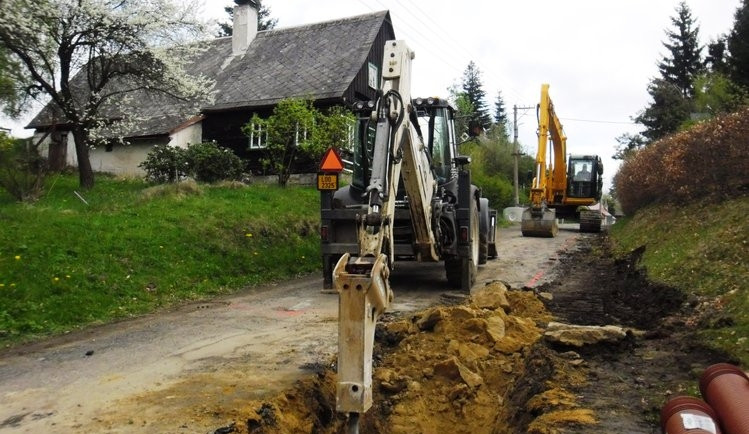 Kraj opravuje silnici k hranici s Německem. Hotovo bude ještě letos. Foto: Kraj-lbc.cz