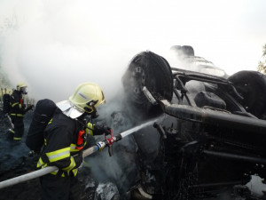 Kamion plně naložený briketami lehl popelem. Foto: HZSLK
