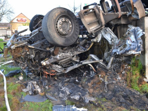 Kamion plně naložený briketami lehl popelem. Foto: HZSLK