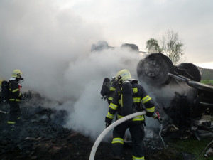 Kamion plně naložený briketami lehl popelem. Foto: HZSLK
