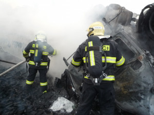 Kamion plně naložený briketami lehl popelem. Foto: HZSLK