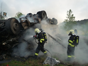 Kamion plně naložený briketami lehl popelem. Foto: HZSLK