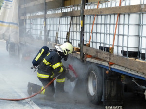 Požár kamionu komplikoval dopravu na Liberecku. Foto: HZSLK