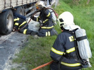 Požár kamionu komplikoval dopravu na Liberecku. Foto: HZSLK