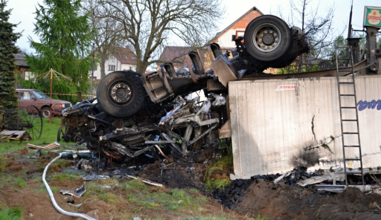 Kamion plně naložený briketami lehl popelem. Foto: HZSLK