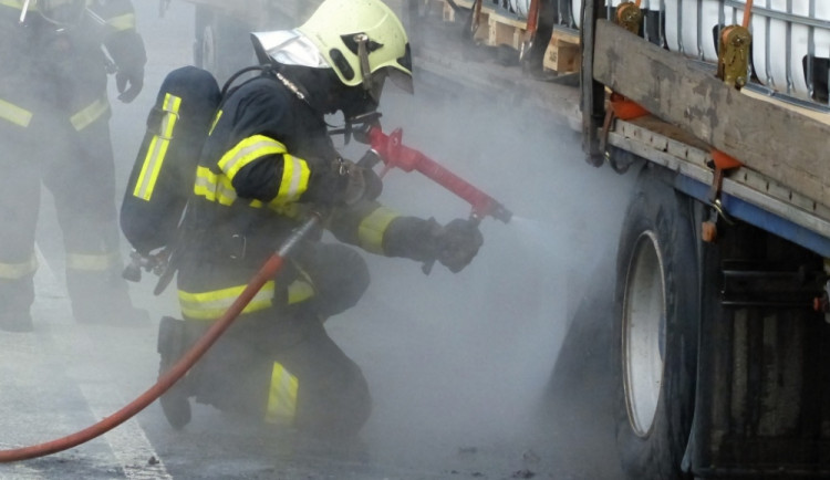 Požár kamionu komplikoval dopravu na Liberecku. Foto: HZSLK