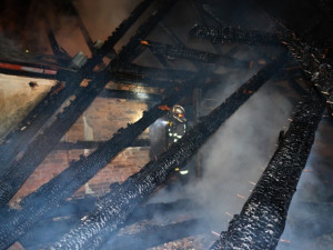 V Dolní Řasnici hořel statek. Požár zaměstnal desítky hasičů. Foto: HZSLK