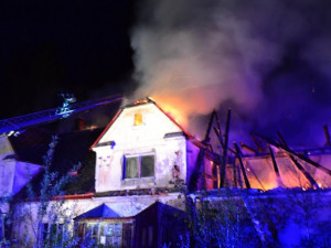 V Dolní Řasnici hořel statek. Požár zaměstnal desítky hasičů. Foto: HZSLK