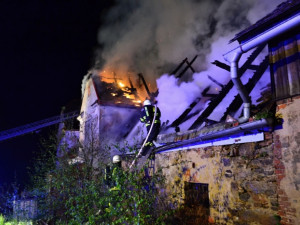 V Dolní Řasnici hořel statek. Požár zaměstnal desítky hasičů. Foto: HZSLK