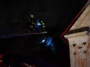 V Dolní Řasnici hořel statek. Požár zaměstnal desítky hasičů. Foto: HZSLK