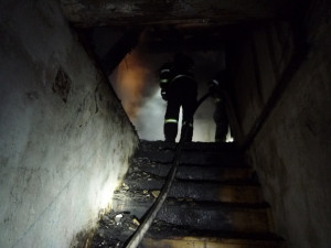 V Dolní Řasnici hořel statek. Požár zaměstnal desítky hasičů. Foto: HZSLK