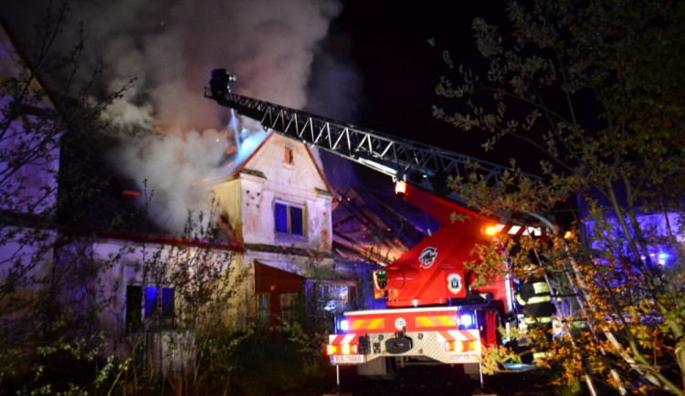 V Dolní Řasnici hořel statek. Požár zaměstnal desítky hasičů. Foto: HZSLK
