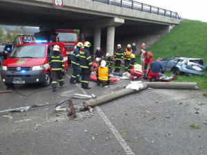 Těžká nehoda u Jeřmanic si vyžádala dvě vážná zranění. Foto: HZSLK