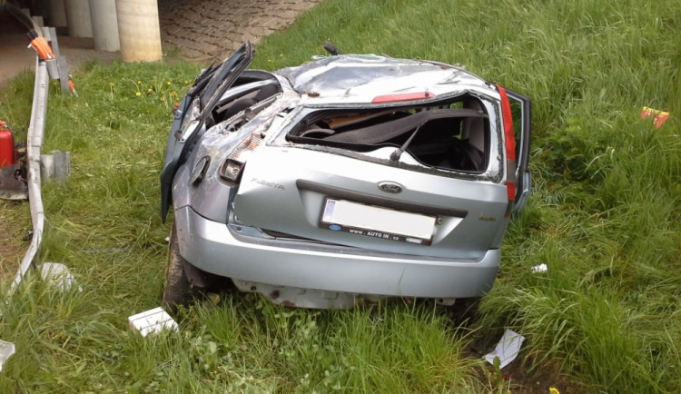 Těžká nehoda u Jeřmanic si vyžádala dvě vážná zranění. Foto: HZSLK