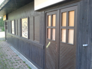 Vchod do restaurace. Dveře i okna jsou zatlučená