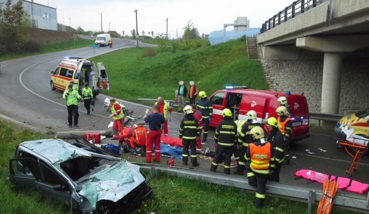 Těžká nehoda si vyžádala život spolujezdkyně. Foto: HZSLK