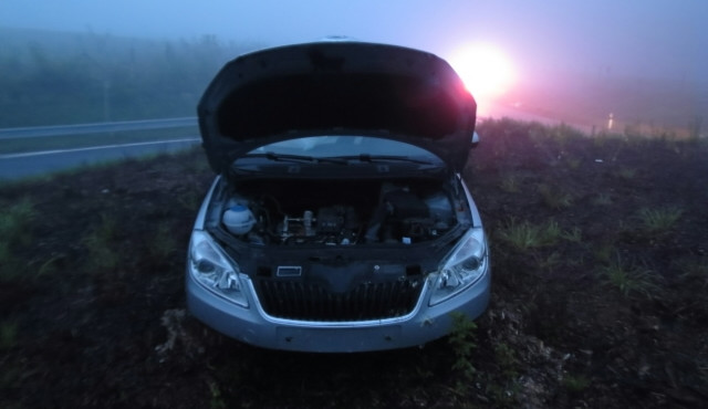 Roomster zaparkovala řidička do prostředku kruhového objezdu. Foto: Policie ČR