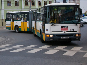 Zmlácený řidič? Nechtěl pustit do busu mladíky s cigaretou