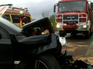 Vážná nehoda ve směru na Hradec si vyžádala čtyři zraněné. Foto: HZSLK