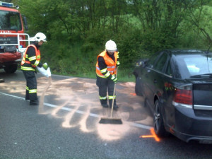 Vážná nehoda ve směru na Hradec si vyžádala čtyři zraněné. Foto: HZSLK