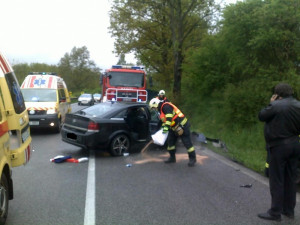Vážná nehoda ve směru na Hradec si vyžádala čtyři zraněné. Foto: HZSLK