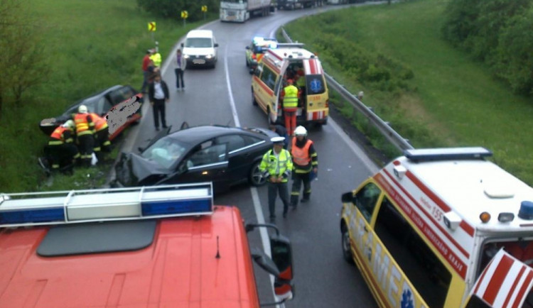 Vážná nehoda ve směru na Hradec si vyžádala čtyři zraněné. Foto: HZSLK