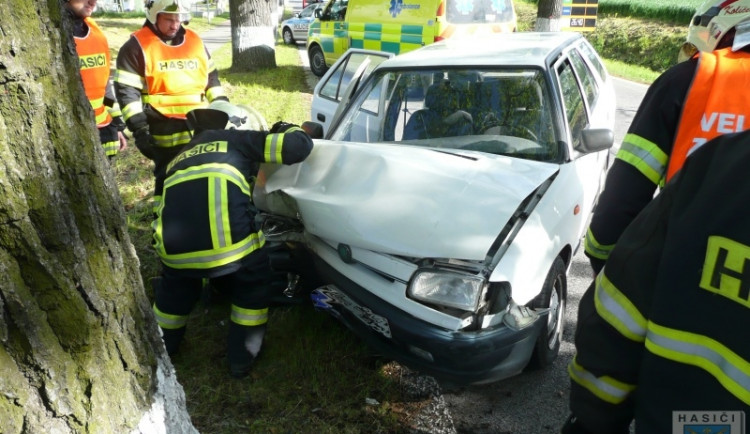 Hlavní tah na Žitavu blokovala v sobotu nehoda Felicie. Foto: Hasiči Hrádek nad Nisou