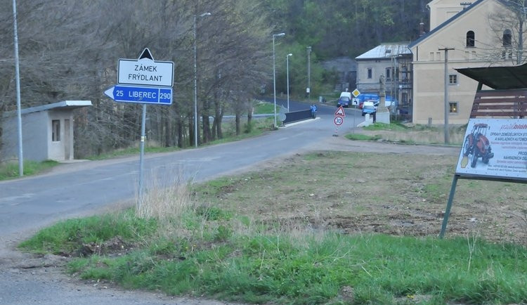 Zde se bude opravovat - silnice ve Frýdlantu pod zámkem. Foto: KÚLK