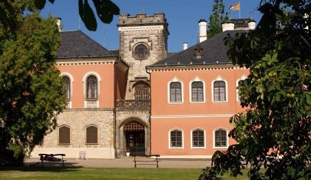 Sklepení zámku Sychrov obsadili medvědi