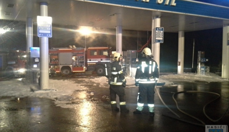 O požáru se hasiči dozvěděli krátce po půlnoci. Foto: Hasiči Hrádek nad Nisou