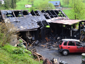 Požár na Semilsku, plameny pohltily stodolu i automobil. Foto: HZSLK