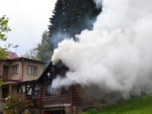 Požár na Semilsku, plameny pohltily stodolu i automobil. Foto: HZSLK