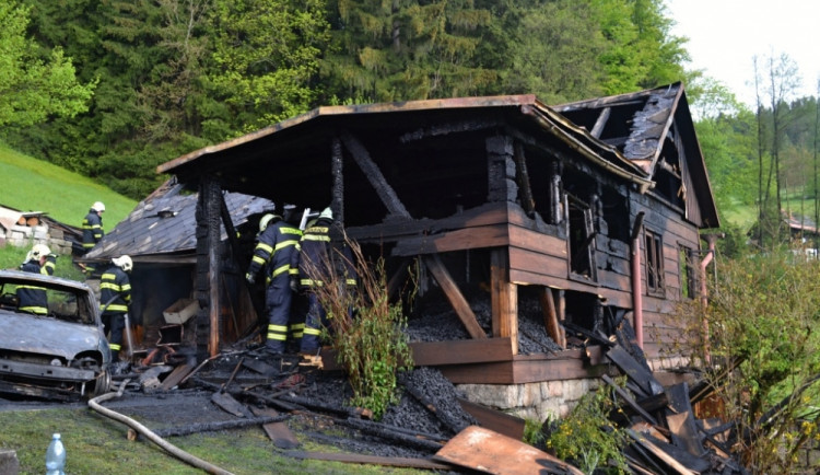 Požár na Semilsku, plameny pohltily stodolu i automobil. Foto: HZSLK