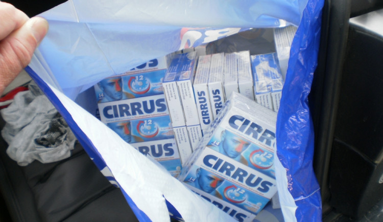 Celníci v autě našli skoro 3800 tablet léku Cirrus. Foto: Celní správa