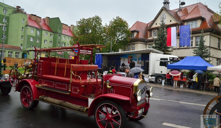 Hasiči slaví. Foto: Hasiči Hrádek