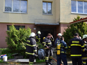 Kvůli požáru odpadu evakuovali hasiči téměř 40 lidí