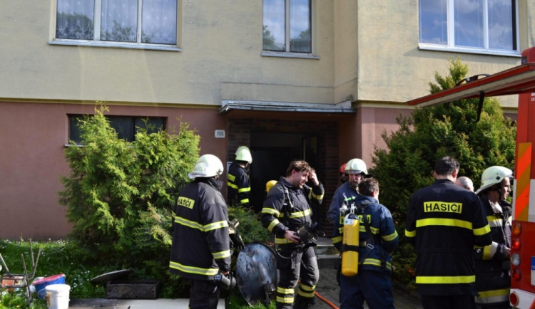 Kvůli požáru odpadu evakuovali hasiči téměř 40 lidí. Foto: HZSLK