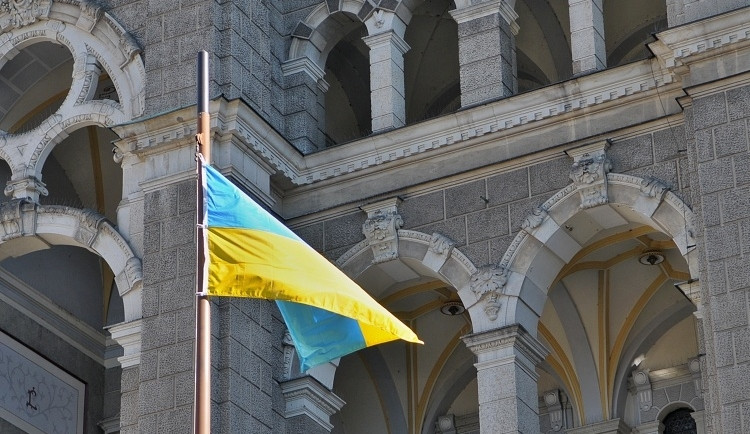 Ukrajinská vlajka visí u liberecké radnice. Foto: MML/Zuzana Minstrová