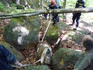 Hasiči se zapotili, tři hodiny tahali kobylu ze sevření balvanů. Foto: HZSLK