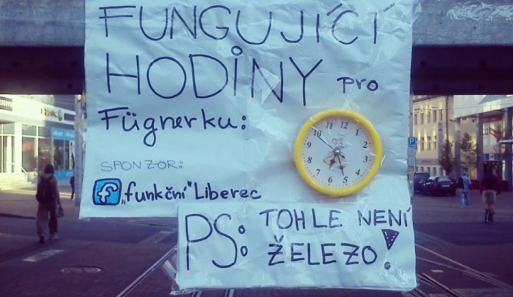 Hodiny, které kdosi umístil na lešení, jsou pryč. Foto: Zubana Zubana